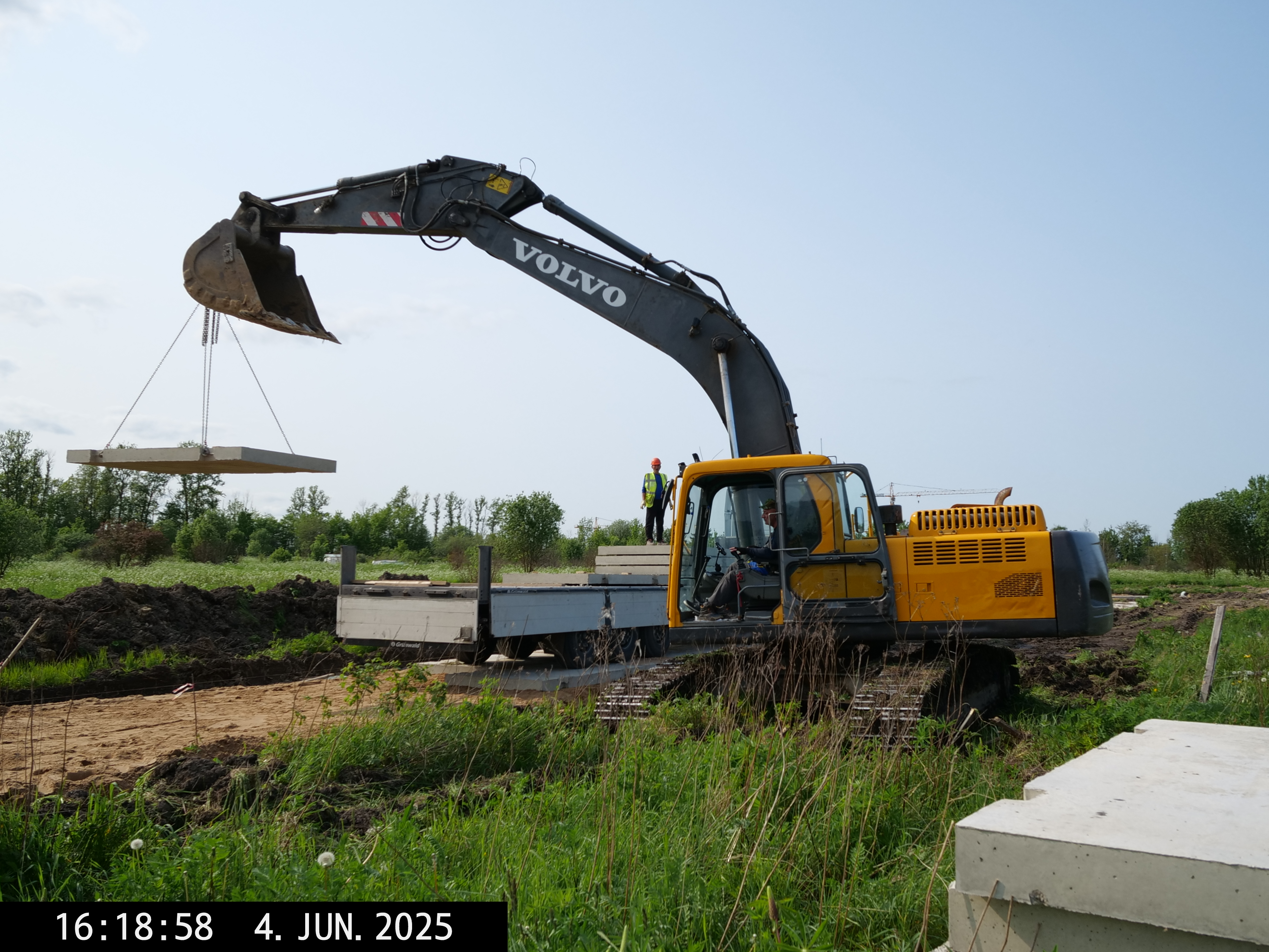 Ведутся работы по устройству временных дорог на  участках строительства 1,2,4.(01.JPG